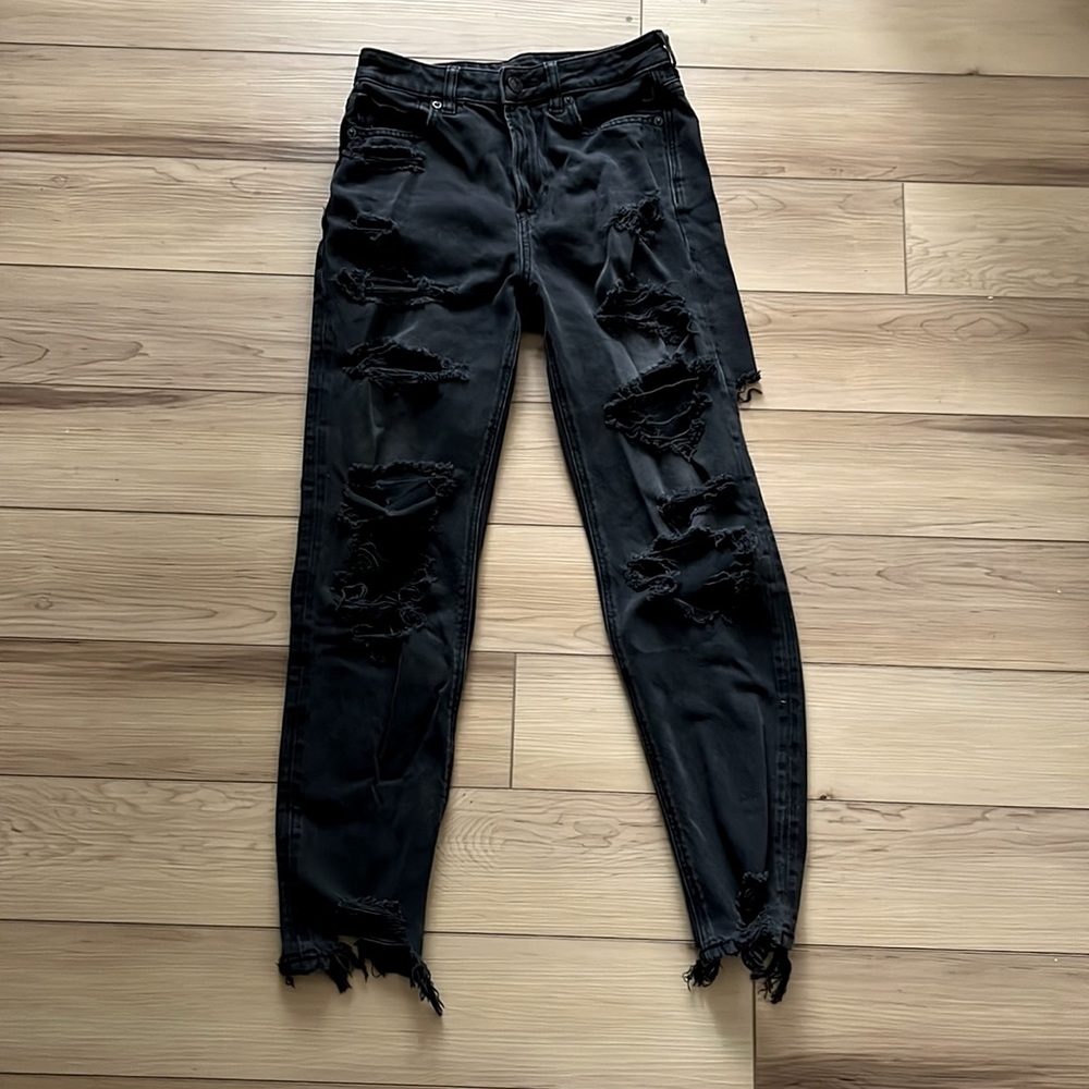 Mid rise ripped black American Eagle jeans lightly worn still in good condition.
